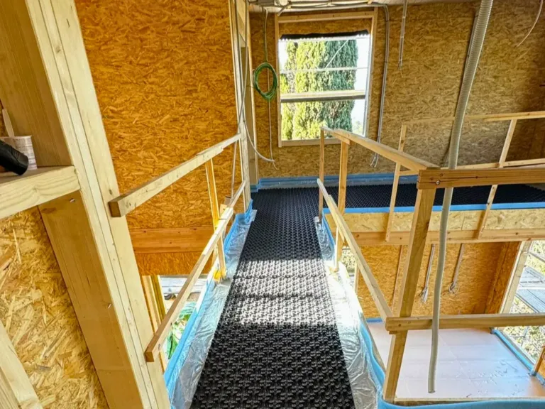 Foto de instalación de suelo radiante en Sant Cugat: instalación de panel aislante de tetones