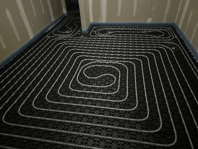 Material para suelo radiante. Vista de instalación de suelo radiante con patrón serpenteante en habitación en construcción