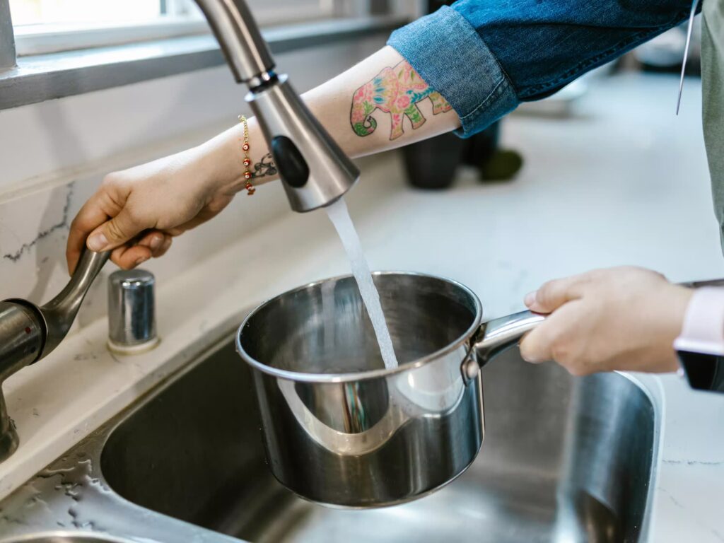 Microplásticos del agua del grifo: el truco casero para eliminarlos facilmente