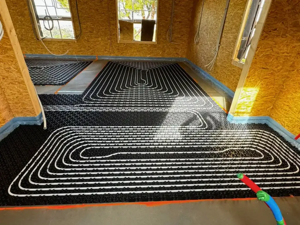 Instalación de suelo radiante refrescante / calefactante