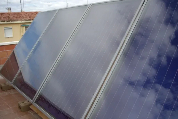 Placas solares en techo de un edificio.