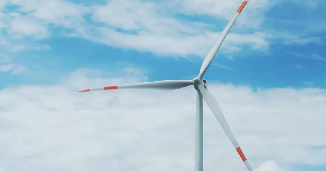 Turbina eólica en el cielo despejado.